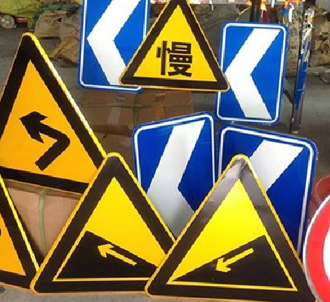  黑水标识标牌中颜色的确定是很重要的。